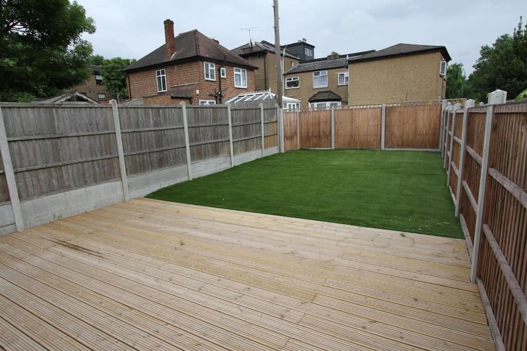 Lovely One Bed Apartment-Near All Transport-Village-Freeparking Londra Esterno foto