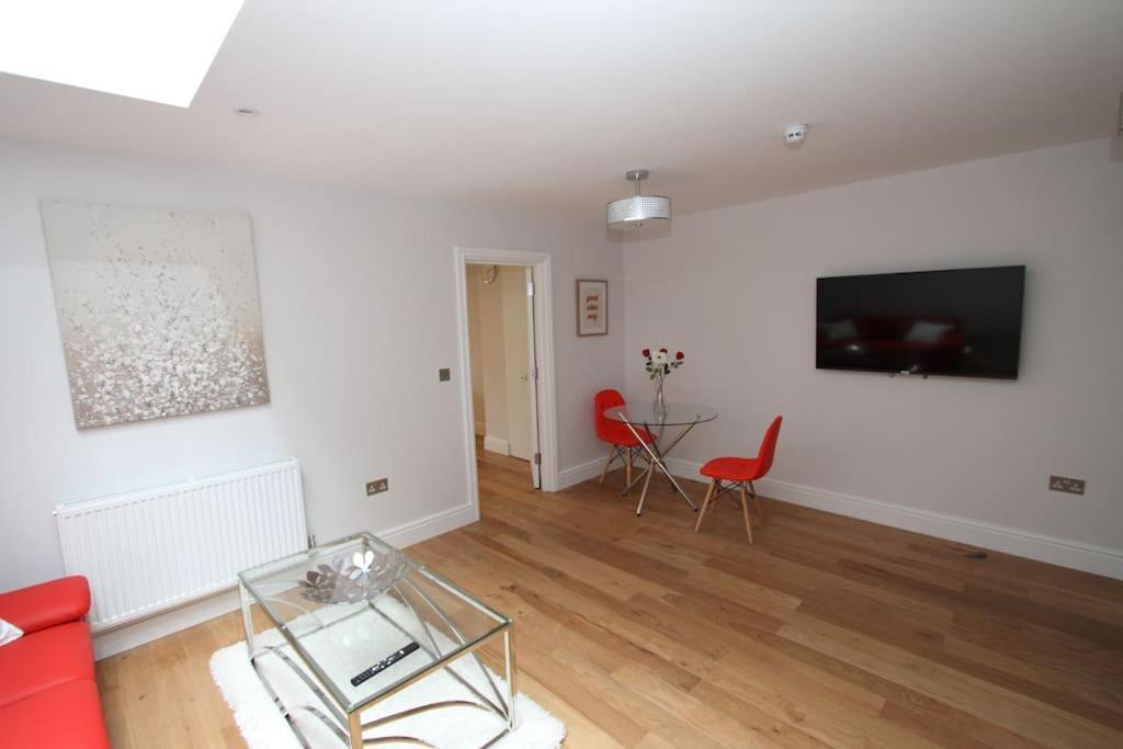 Lovely One Bed Apartment-Near All Transport-Village-Freeparking Londra Esterno foto