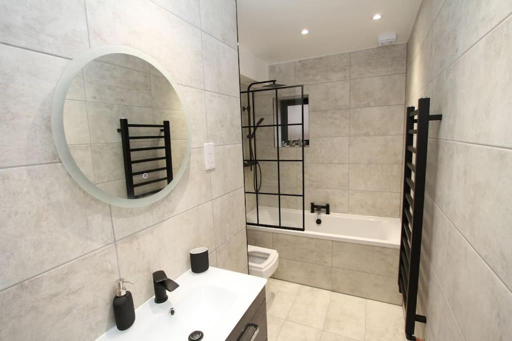Lovely One Bed Apartment-Near All Transport-Village-Freeparking Londra Esterno foto