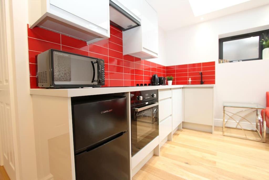 Lovely One Bed Apartment-Near All Transport-Village-Freeparking Londra Esterno foto