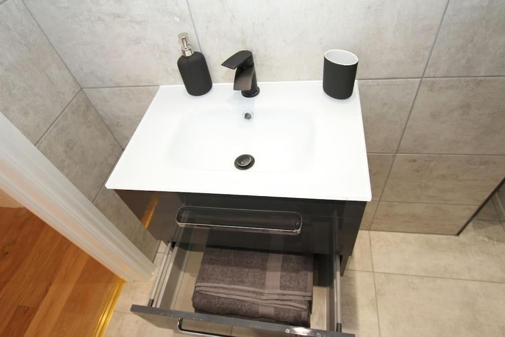 Lovely One Bed Apartment-Near All Transport-Village-Freeparking Londra Esterno foto