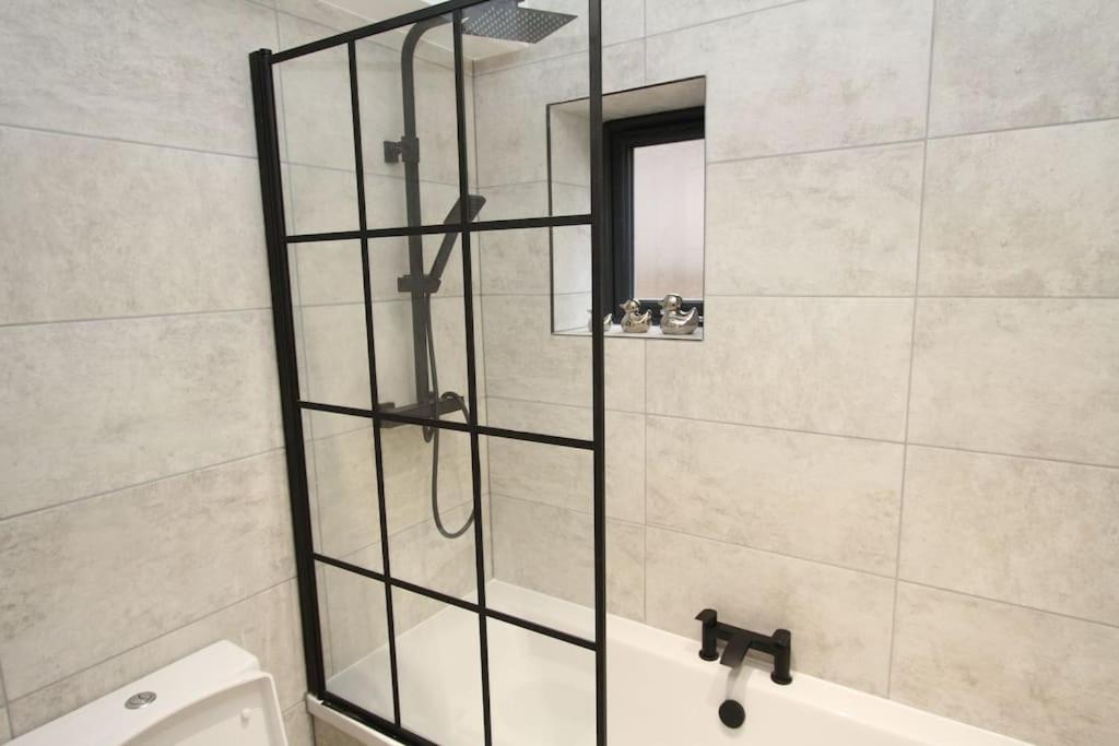 Lovely One Bed Apartment-Near All Transport-Village-Freeparking Londra Esterno foto